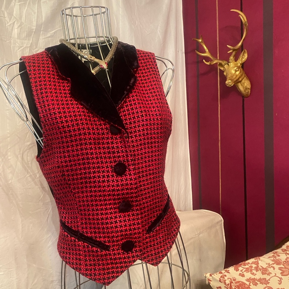 Rampage Red Houndtooth Fitted Vest, Size Medium